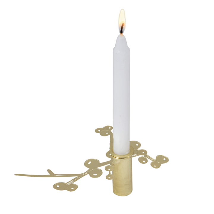 Kullanvärinen kynttilänjalka pienelle kynttilälle. Kynttilänjalassa on siro marja-aiheinen kuviointi, ja se sopii kauniisti pöytäkattauksen koristeeksi tai sisustusesineeksi. Koko 12cmx3cm. Toimitetaan rasiassa, sisältää 1 kynttilän.