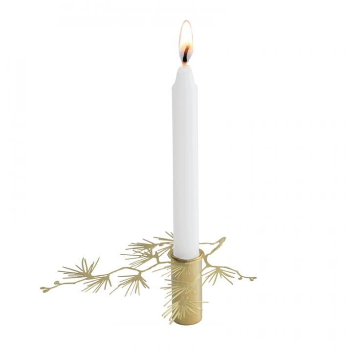 Kullanvärinen kynttilänjalka pienelle kynttilälle. Kynttilänjalassa on siro havunoksa kuviointi, ja se sopii kauniisti pöytäkattauksen koristeeksi tai sisustusesineeksi. Koko 12cmx3cm. Toimitetaan rasiassa, sisältää 1 kynttilän.