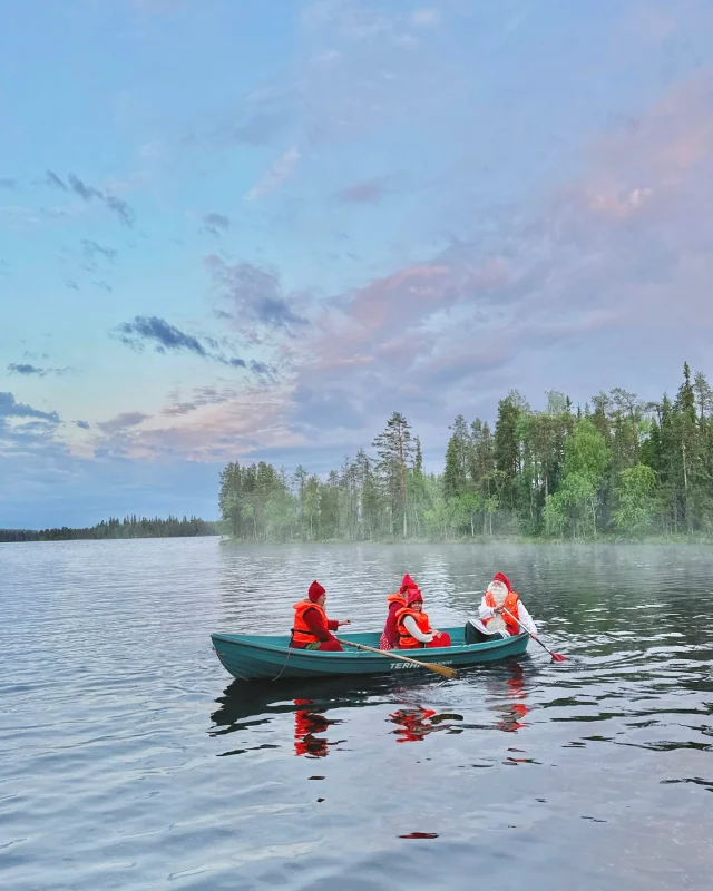 🚣‍♀️🎅 When the sun never sets, there’s plenty of time for a peaceful row on the lake. Santa and the elves headed out to enjoy the calm waters and the endless light of a Lapland summer night. 🛶☀️

#santaclausoffice #santaclausvillage #arcticcircle #visitrovaniemi #midnightsun #summerinlapland